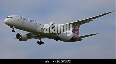 Vistara Boeing 787 Dreamliner VT-TSD über die endgültige Annäherung an den Flughafen London-Heathrow LHR Stockfoto