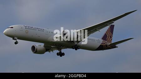 Vistara Boeing 787 Dreamliner VT-TSD über die endgültige Annäherung an den Flughafen London-Heathrow LHR Stockfoto