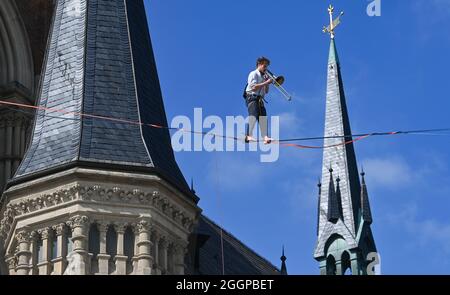 02. September 2021, Sachsen, Chemnitz: Ruben langer balanciert vor der Peterskirche auf dem Theaterplatz in Chemnitz in einer Höhe von rund 20 Metern über einer Slackline. Langer hält den aktuellen Weltrekord auf der Langlinie über 2114 Meter, der im Juli 2021 auf 600 Meter über einem Tal in Lappland aufgestellt wurde. Mit der Aktion bewerben die Slackline-Künstler das 15. Slackfest, das vom 3. Bis 5. September in Chemnitz stattfindet. Foto: Hendrik Schmidt/dpa-Zentralbild/dpa Stockfoto