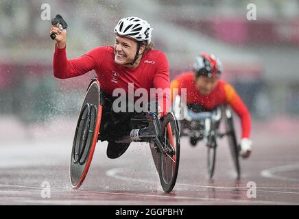 (210902) -- TOKIO, 2. September 2021 (Xinhua) -- Catherine Debrunner (vorne) aus der Schweiz feiert nach dem 400-m-Leichtathletik-Finale der Frauen in der T53-Klasse bei den Paralympischen Spielen in Tokio 2020, Japan, 2. September 2021. (Xinhua/Xiong Qi) Stockfoto