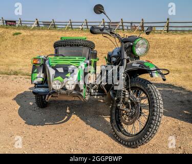 Loveland, CO, USA - 29. August 2021: Aus Russland gemachtes Ural-Motorrad mit einem Seitenwagen, der für Touren und Abenteuer adoptiert wurde. Stockfoto