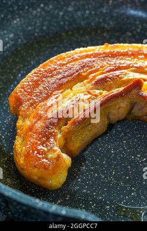 Nahaufnahme eines kompletten Stücks köstlicher gebratener Schweinebauch Stockfoto