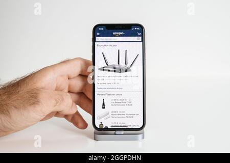 Amazon.fr Shopping-Website mit neuem WLAN-Router mit mehreren Antennen Stockfoto