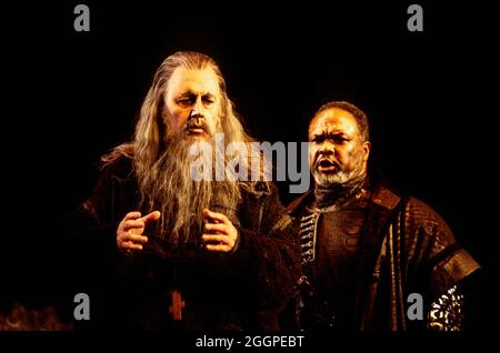 l-r: Gwynne Howell (Dosifey), Willard White (Prinz Ivan Khovansky) in KHOVANSHCHINA in KHOVANSHCHINA, aufgeführt von der English National Opera (ENO) im London Coliseum, London WC2 24/11/1994 Musik & Libretto: Modest Mussorgsky Besetzung: Dmitri Schostakovitch Dirigent: Sian Edwards Gestaltung: Alison Chitty Regisseur: Letty: Paul Anderson Stockfoto