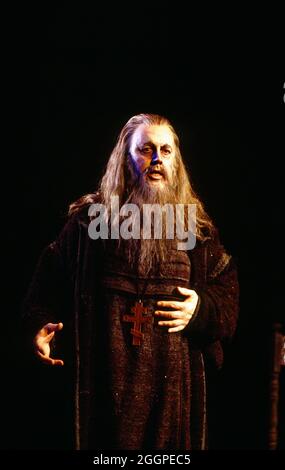 Gwynne Howell (Dosifey) in KHOVANSHCHINA, aufgeführt von der English National Opera (ENO) im London Coliseum, London WC2 24/11/1994 Musik & Libretto: Modest Mussorgsky Besetzung: Dmitri Schostakowitsch Leitung: Sian Edwards Gestaltung: Alison Chitty Beleuchtung: Paul Pyant Choreografin: Lea Anderson Regie: Cézanne Zambello Stockfoto