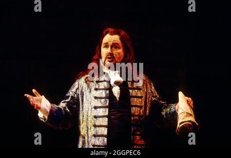 Kim Begley (Prinz Vasily Golitsyn) in KHOVANSHCHINA, aufgeführt von der English National Opera (ENO) im London Coliseum, London WC2 24/11/1994 Musik & Libretto: Modest Mussorgsky Besetzung: Dmitri Schostakowitsch Leitung: Sian Edwards Gestaltung: Alison Chitty Beleuchtung: Paul Pyant Choreografin: Lea Anderson Regie: Francea Zambello Stockfoto