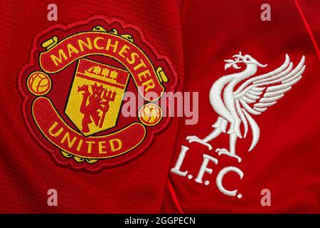 Nahaufnahme des Vereinswappens von Manchester United & Liverpool FC Stockfoto