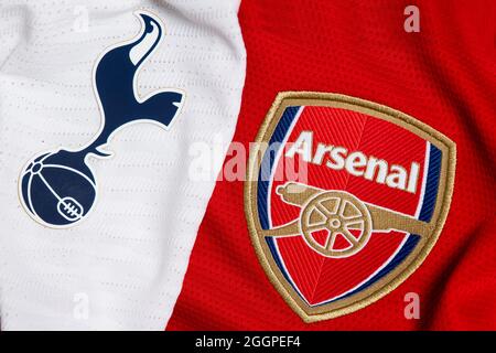 Nahaufnahme des Vereinswappens von Arsenal & Tottenham. Stockfoto