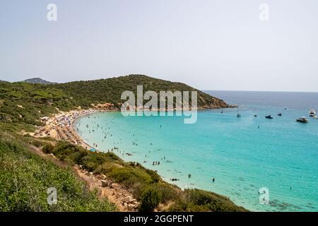 Schöner Panoramablick auf das südliche sardische Meer an einem sonnigen Tag. Stockfoto