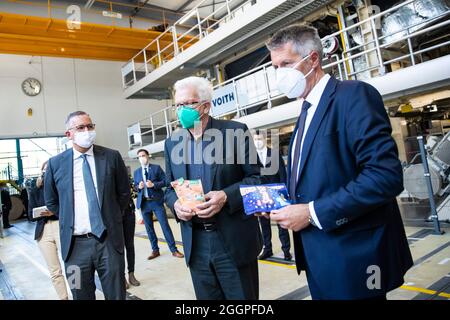 02. September 2021, Baden-Württemberg, Heidenheim: Toralf Haag, Vorsitzender der Konzerngeschäftsführung von Voith (l-r), Baden-Württembergs Ministerpräsident Winfried Kretschmann (Bündnis 90/die Grünen) und Andreas Entders, Geschäftsführer von Voith Paper, stehen während des Besuchs des Ministerpräsidenten bei Voith in einer Halle. Foto: Tom Weller/dpa Stockfoto