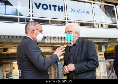 02. September 2021, Baden-Württemberg, Heidenheim: Toralf Haag, Vorsitzender der Konzerngeschäftsführung von Voith (l), spricht während des Voith-Besuches mit dem baden-württembergischen Ministerpräsidenten Winfried Kretschmann (Bündnis 90/die Grünen). Foto: Tom Weller/dpa Stockfoto