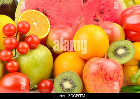 Eine Reihe von frischem Gemüse und Obst. Heller, schöner Hintergrund. Gesunde Ernährung. Stockfoto