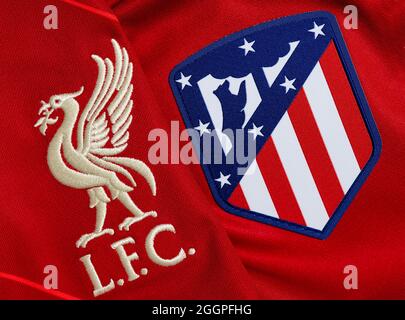 Nahaufnahme des FC Liverpool gegen das Vereinswappen von Atletico Madrid. Stockfoto