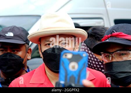 Bangkok, Thailand, 2. September 2021, Nattawut Saikua, Generalsekretär und Sprecher der Vereinten Front für Demokratie gegen Diktatur (UDD) posiert für ein Foto mit einem Unterstützer. Heute führte er Demonstranten im Zentrum von Bangkok an, um den Rücktritt von Thailands Premierminister General Prayut Chan-ocha zu fordern. Saikua, der am 2020. Dezember aus dem Gefängnis entlassen wurde, kündigte im August 2021 eine Kampagne zur Verdrängung von Prayut an. Nattawut Saikua wurde als einer der 2007 Führer der politischen Bewegung „Red Shirt“ in Thailand politisch bekannt. Stockfoto