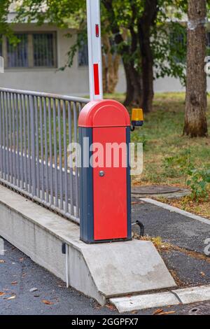 Ferngesteuerte Absperrung Über Parkrampe Mit Blinkender Gelber Lampe Stockfoto