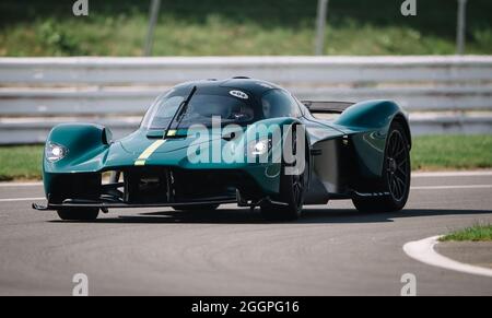 Aston Martin Valkyrie auf der Silverstone-Rennstrecke Stockfoto