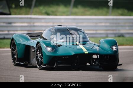 Aston Martin Valkyrie auf der Silverstone-Rennstrecke Stockfoto