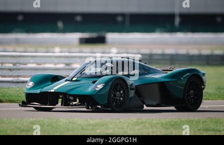 Aston Martin Valkyrie auf der Silverstone-Rennstrecke Stockfoto