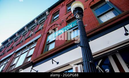 NORWALK, CT, USA - 2. SEPTEMBER 2021: Washington Street sign in Downtown, es war beliebtes Restaurant in der Nähe des Maritime Center Aquarium für Einheimische und To Stockfoto