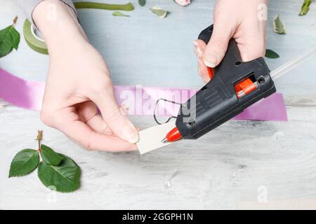 Florist bei der Arbeit: Wie man eine Handgelenk Corsage machen. Schritt für Schritt, Tutorial. Stockfoto