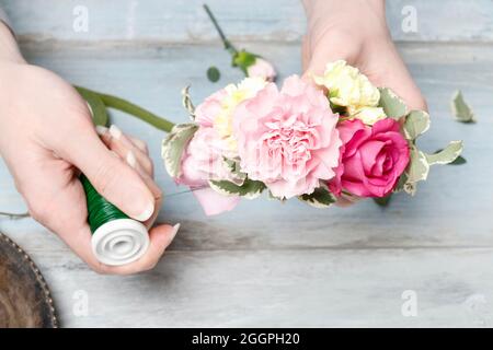 Florist bei der Arbeit: Wie man eine Handgelenk Corsage machen. Schritt für Schritt, Tutorial. Stockfoto