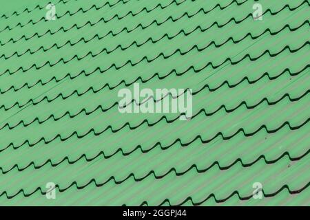 Grüne Fliesen und Dach Oberfläche Haus Muster Textur Hintergrund. Stockfoto