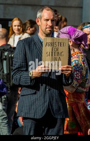 London, Großbritannien. September 2021. Etienne Stott, Olympiasiegerin bei der Goldmedaille, sprach darüber, dass er seine Kautionskonditiionen durchbrechen würde, indem er in die Stadt zurückkehrte. Er war einer der Aktivisten, die auf der Waterloo Bridge verhaftet wurden (der Londoner Kanuslalom-Champion von 2012) - er saß an der Bankverbindung für Reden - Extinction Rebellion setzt seine zwei Wochen mit einem Protest der City of London fort, der zum Teil über Verhaftungen unter dem Namen „Impossible Rebellion“ geführt wurde. Kredit: Guy Bell/Alamy Live Nachrichten Stockfoto