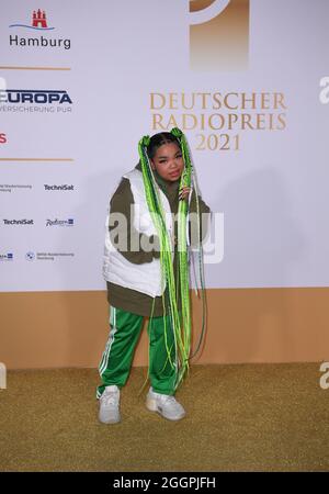 Hamburg, Deutschland. September 2021. Sängerin Zoe Wees geht beim Deutschen Radio-Preis 2021 auf den roten Teppich. Der Preis wird in zehn Kategorien vergeben. Es ist nicht ausgestattet. Quelle: Daniel Reinhardt/dpa/Alamy Live News Stockfoto