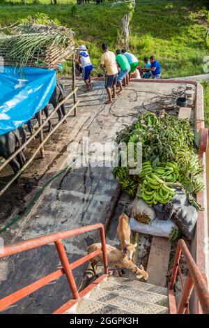 NAPO, PERU - 16. JULI 2015: Blick auf das Laderaumdeck eines Bootes Arabela I auf einem Fluss Napo. Stockfoto