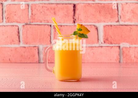 Tropischer Ananas-Smoothie in einem Einmachglas, selektiver Fokus. Stockfoto