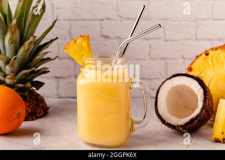 Tropischer Ananas-Smoothie in einem Einmachglas, selektiver Fokus. Stockfoto