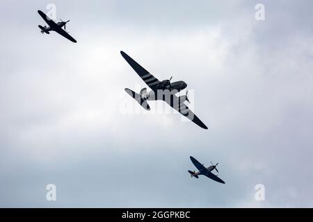 Bournemouth, Dorset, Großbritannien. September 2021. Während des jährlichen Bournemouth Air Festivals, das im vergangenen Jahr aufgrund von Covid-19 abgesagt wurde, werden in den nächsten vier Tagen zahlreiche Besucher nach Bournemouth kommen, wo es am Himmel, auf See und an Land viel zu tun gibt. RAF Battle of Britain Memorial Flight. Quelle: Carolyn Jenkins/Alamy Live News Stockfoto