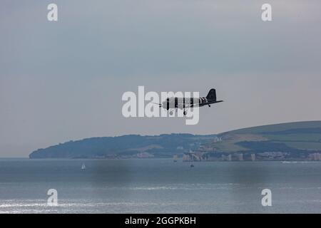 Bournemouth, Dorset, Großbritannien. September 2021. Während des jährlichen Bournemouth Air Festivals, das im vergangenen Jahr aufgrund von Covid-19 abgesagt wurde, werden in den nächsten vier Tagen zahlreiche Besucher nach Bournemouth kommen, wo es am Himmel, auf See und an Land viel zu tun gibt. RAF Battle of Britain Memorial Flight. Quelle: Carolyn Jenkins/Alamy Live News Stockfoto