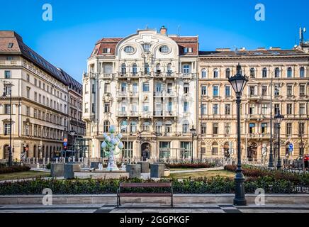 Ungarn, Budapest, März 2020, Blick auf den Jozsef Nador Platz mit dem Herend Porzellanbrunnen Stockfoto