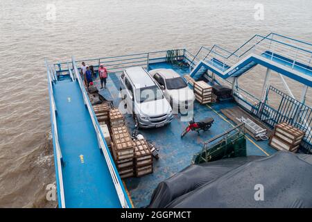 AMAZONAS, BRASILIEN - 30. JUNI 2015: Laderaumdeck eines Passagierschiffes auf dem Amazonas. Stockfoto