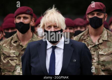 Premierminister Boris Johnson trifft Mitglieder der Luftangriff-Brigade 16 im Hauptquartier der Brigade in der Merville Barracks in Colchester, Essex, Nach ihrer jüngsten Entsendung nach Afghanistan, um die sichere Evakuierung von britischen Staatsbürgern und Afghanen zu ermöglichen, die mit britischen Streitkräften zusammenarbeiteten und denen das Recht eingeräumt wurde, sich im Vereinigten Königreich niederzulassen. Bilddatum: Donnerstag, 2. September 2021. Stockfoto