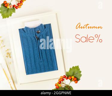 Banner für Herbstangebote. Hochwertiger, gestrickter Herrenpullover aus teurem, naturbelassenem Stoff, verpackt wie ein Bild in einem Rahmen mit Herbstblättern und Einsen Stockfoto