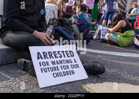 London, Großbritannien, 02.September 2021. Tag 11. Außerhalb der Bank of England - Extinction Rebellion, unter dem Namen Impossible Rebellion, setzt seinen elften Tag in der City of London fort. Viele Demonstranten hören Reden und schwenken Plakate, die die Gründe für ihre Verhaftung angeben. Kredit: Kredit: Xiu Bao/Alamy Live Nachrichten Stockfoto