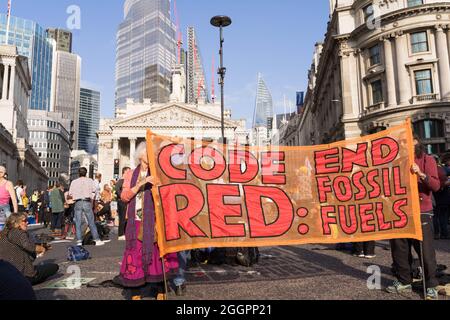 London, Großbritannien, 02.September 2021. Tag 11. Außerhalb der Bank of England - Extinction Rebellion, unter dem Namen Impossible Rebellion, setzt seinen elften Tag in der City of London fort. Viele Demonstranten hören Reden und schwenken Plakate, die die Gründe für ihre Verhaftung angeben. Kredit: Kredit: Xiu Bao/Alamy Live Nachrichten Stockfoto