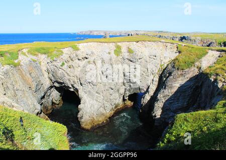 Die natürliche Felsformation, bekannt als Dungeon, Dungeon Provincial Park, Bonavista, Neufundland. Stockfoto