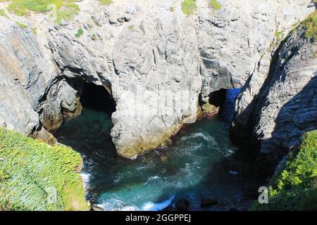 Die natürliche Felsformation, bekannt als Dungeon, Dungeon Provincial Park, Bonavista, Neufundland. Stockfoto