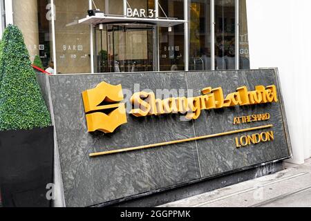 London, England - 2021. August: Schild vor dem Eingang des Shangri-La Hotels im Shard-Gebäude im Zentrum Londons. Stockfoto