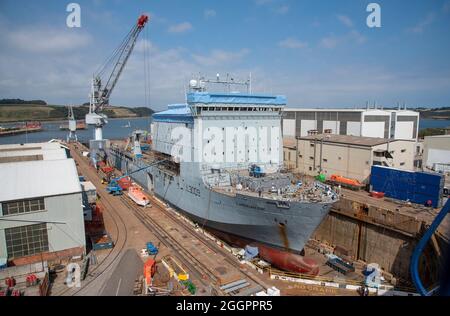 Falmouth, Cornwall, England, Großbritannien. 2021. Das RFA-Schiff Cardigan Bay im Trockendock wird einer Umrüstung unterzogen. Auftragnehmer, die das Schiff neu lackieren. Stockfoto