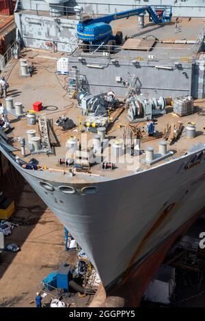 Falmouth, Cornwall, England, Großbritannien. 2021. Das RFA-Schiff Cardigan Bay im Trockendock wird einer Umrüstung unterzogen. Auftragnehmer, die das Schiff neu lackieren. Stockfoto