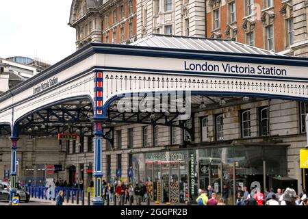 London, England - August 2021: Haupteingang zum Bahnhof Victoria in London Stockfoto