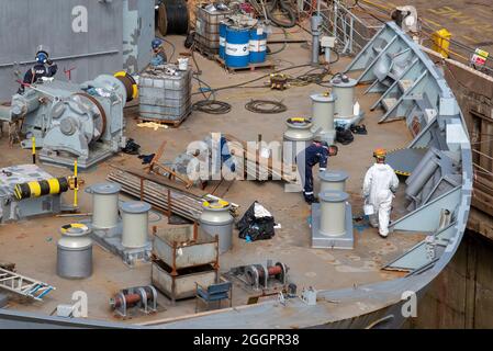 Falmouth, Cornwall, England, Großbritannien. 2021. Das RFA-Schiff Cardigan Bay im Trockendock wird einer Umrüstung unterzogen. Auftragnehmer malen das Schiff. Stockfoto