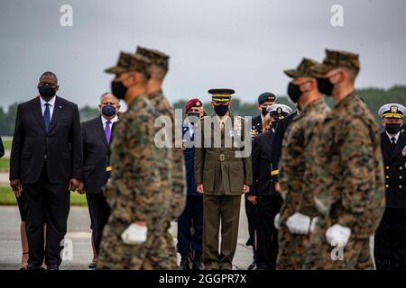 Marines with Alpha Company, Marine Barracks Washington, hatte die feierliche und ehrenwerte Pflicht, als würdiges Transfer-Team für die gefallenen Marines auf der Dover Air Force Base, Delaware, zu dienen. Wir bitten euch, diese Marineinfanteristen, Dienstmitglieder und Familien in euren Gedanken und Gebeten zu behalten. Semper Fidelis. Wir werden uns immer an die folgenden Dienstmitglieder erinnern, die am 26. August in Kabul, Afghanistan, das ultimative Opfer darbrachten: Staff Sgt. Ryan C. Knauss, 23, USA; Staff Sgt. Darin T. Hoover, 31, USMC; Sgt. Nicole L. Gee, 23, USMC; Sgt. Johanny Rosario Pichardo 25, USMC; CPL. Humberto A. Sanchez, 22, Stockfoto