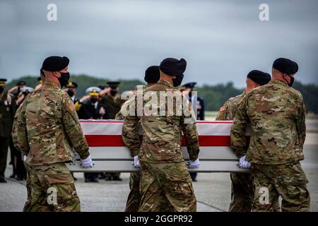 Soldaten der US-Armee mit Bravo Company, 1. Bataillon, 3D-US-Infanterie-Regiment, hatten die feierliche und ehrenvolle Pflicht, als würdiges Transfer-Team für die gefallenen Marineinfanteristen auf der Dover Air Force Base, Delaware, zu dienen. Wir bitten euch, diese Marineinfanteristen, Dienstmitglieder und Familien in euren Gedanken und Gebeten zu behalten. Semper Fidelis. Wir werden uns immer an die folgenden Dienstmitglieder erinnern, die am 26. August in Kabul, Afghanistan, das ultimative Opfer darbrachten: Staff Sgt. Ryan C. Knauss, 23, USA; Staff Sgt. Darin T. Hoover, 31, USMC; Sgt. Nicole L. Gee, 23, USMC; Sgt. Johanny Rosario Pichardo 25, USMC; CPL. H Stockfoto