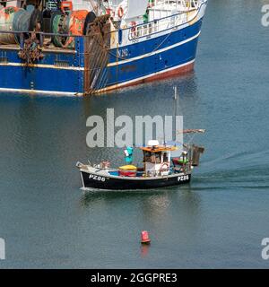 Newlyn, Cornwall, England, Großbritannien. 2021. Ein kleines Fischerboot, das in Newlyn Harbour, dem größten Fischereihafen in England, Großbritannien, segelt. Stockfoto