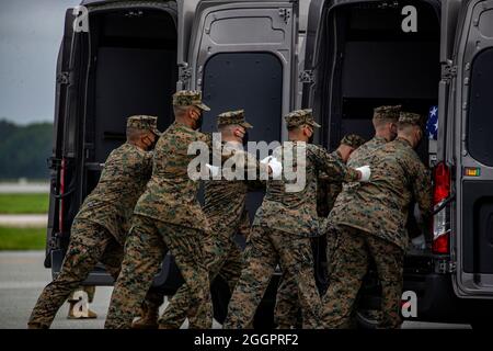 Marines with Alpha Company, Marine Barracks Washington, hatte die feierliche und ehrenwerte Pflicht, als würdiges Transfer-Team für die gefallenen Marines auf der Dover Air Force Base, Delaware, zu dienen. Wir bitten euch, diese Marineinfanteristen, Dienstmitglieder und Familien in euren Gedanken und Gebeten zu behalten. Semper Fidelis. Wir werden uns immer an die folgenden Dienstmitglieder erinnern, die am 26. August in Kabul, Afghanistan, das ultimative Opfer darbrachten: Staff Sgt. Ryan C. Knauss, 23, USA; Staff Sgt. Darin T. Hoover, 31, USMC; Sgt. Nicole L. Gee, 23, USMC; Sgt. Johanny Rosario Pichardo 25, USMC; CPL. Humberto A. Sanchez, 22, Stockfoto